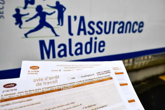 Arrêts maladie abusifs : la recevabilité juridique des rapports de détective privé